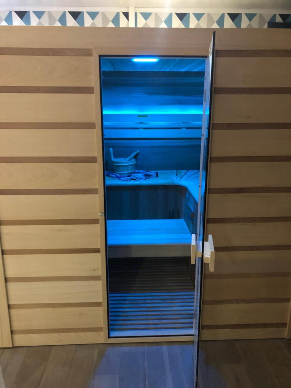 Spabyelleetlui Spa Rouge Ou Bleu Moeskroen Buitenkant foto