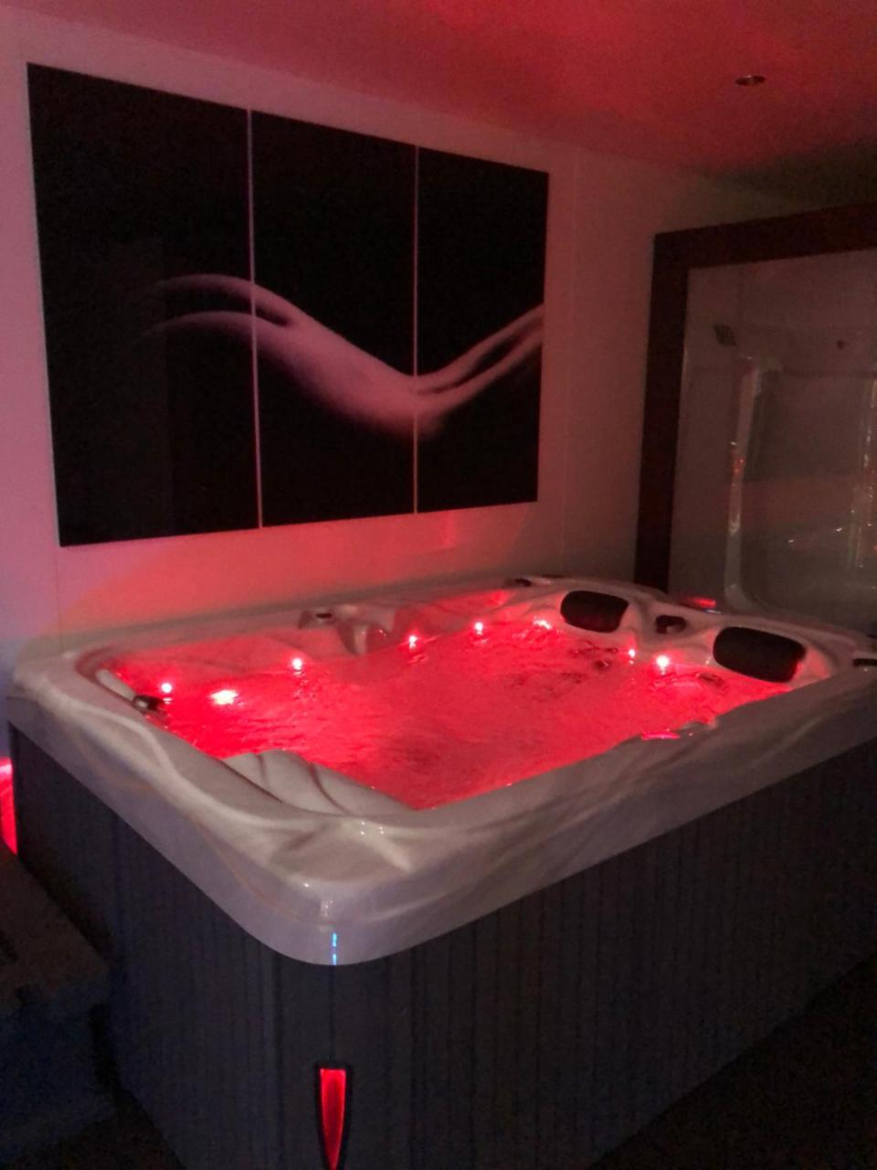 Spabyelleetlui Spa Rouge Ou Bleu Moeskroen Buitenkant foto